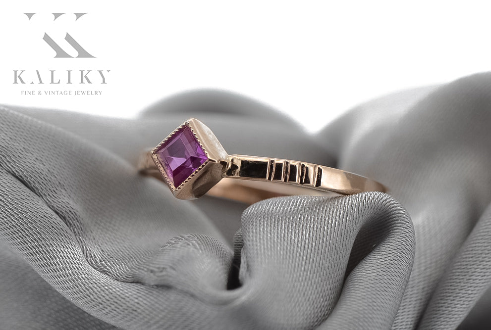 Vintage Ruby Ring in 14K Rose Gold (vrc138r-rb) — close-up of the stone and setting