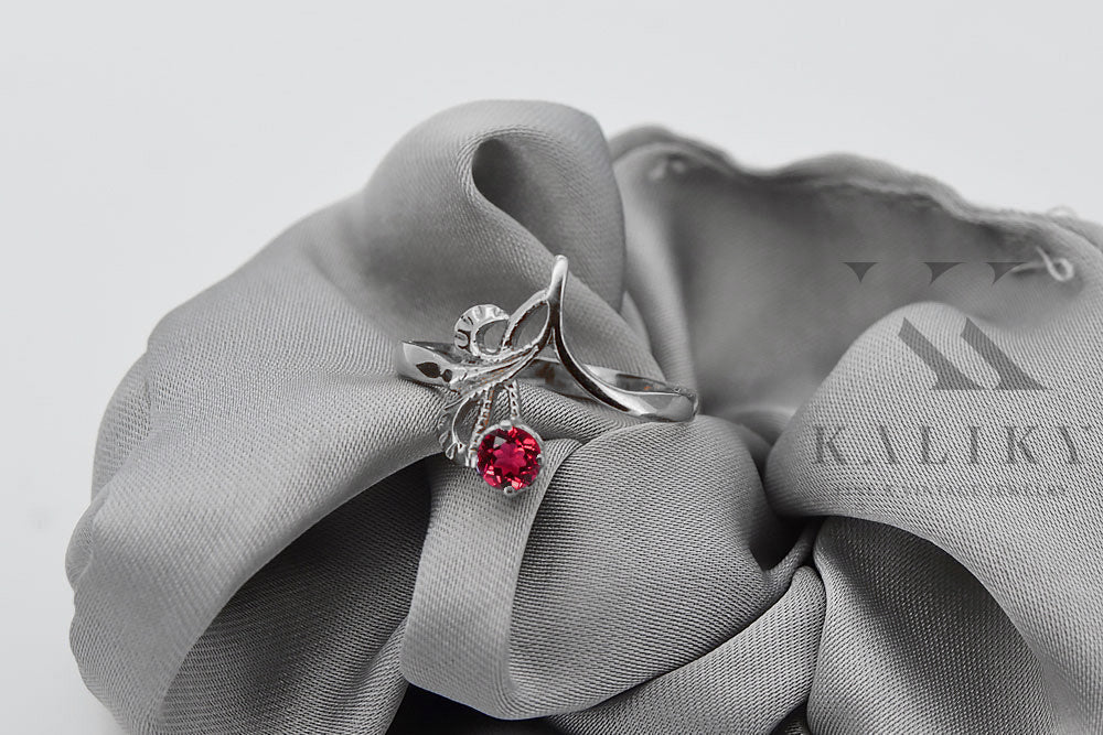 Vintage Ruby Ring in Sterling Silver (vrc095s-rb) — side view showing the setting