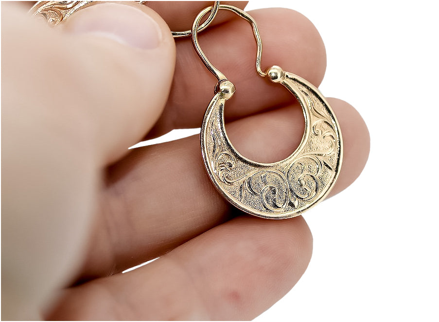Vintage Gipsy Earrings in 14K Rose Gold (ven050r) — worn on the hand, showing profile