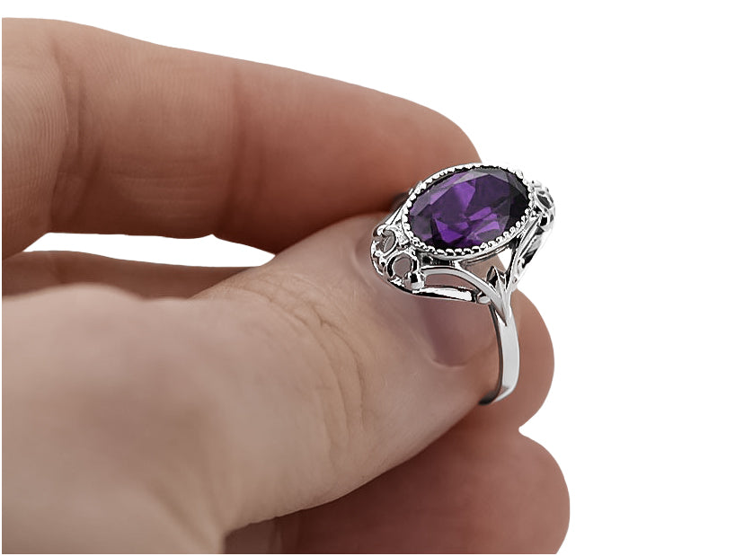 Vintage Alexandrite Ring in Sterling Silver (vrc128s-ax) — close-up of the stone and setting