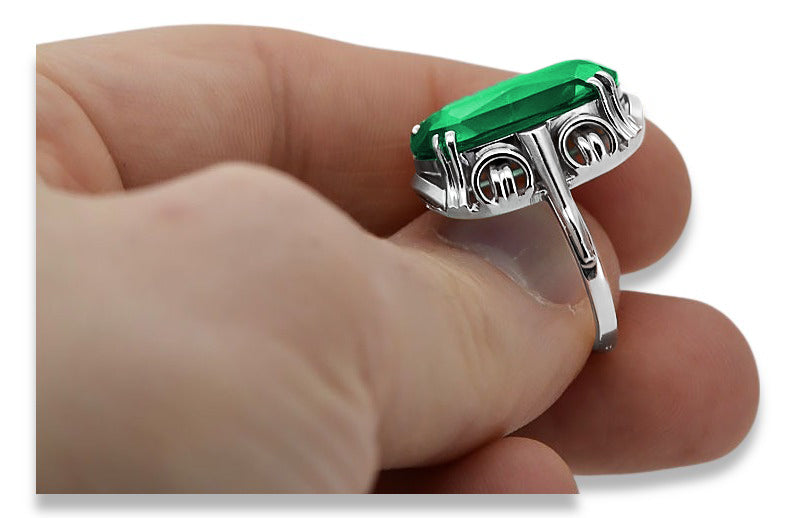 Vintage Emerald Ring in Sterling Silver (vrc038s-em) — close-up of the stone and setting