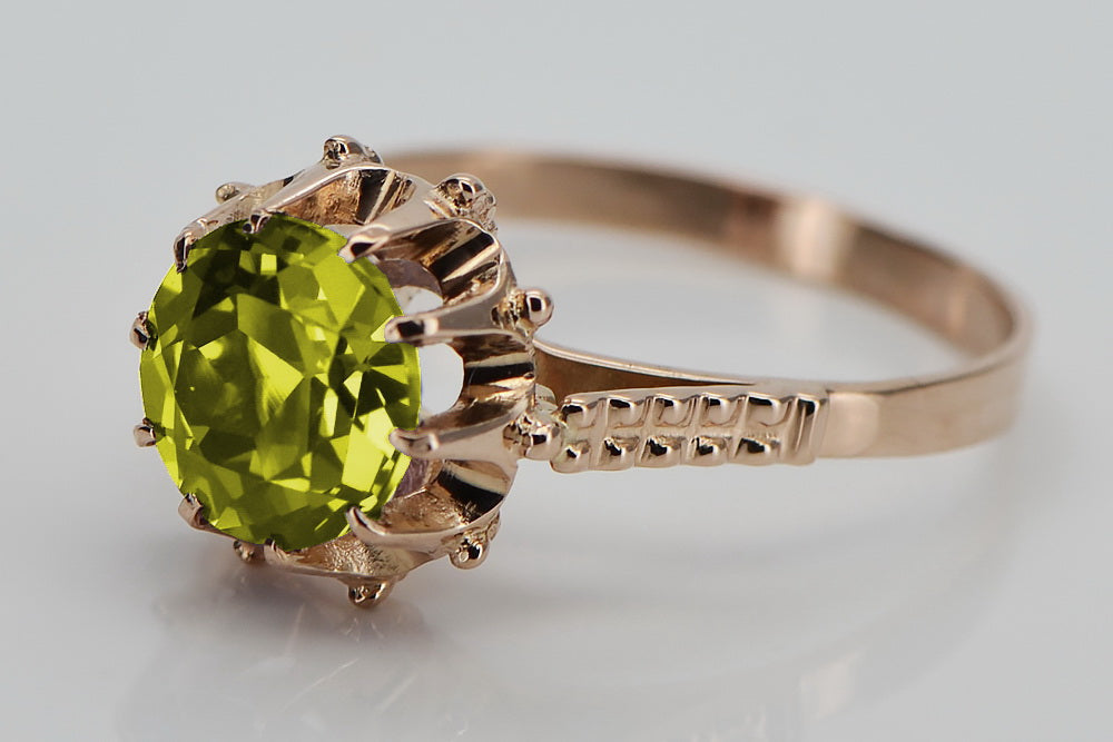 Vintage Yellow Peridot Ring in 14K Rose Gold (vrc045r-yp) — close-up of the stone and setting