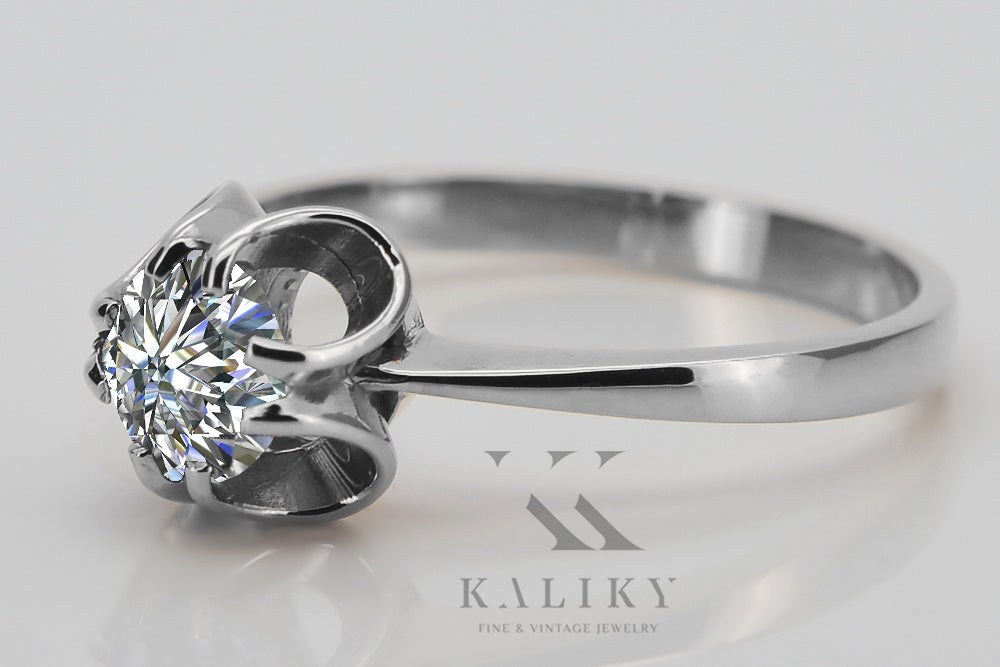 Vintage Zircon Ring in Sterling Silver (vrc348s-zi) — close-up of the stone and setting
