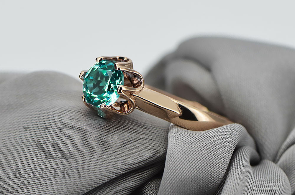 Vintage Emerald Ring in 14K Rose Gold (vrc122r-em) — side view showing the setting