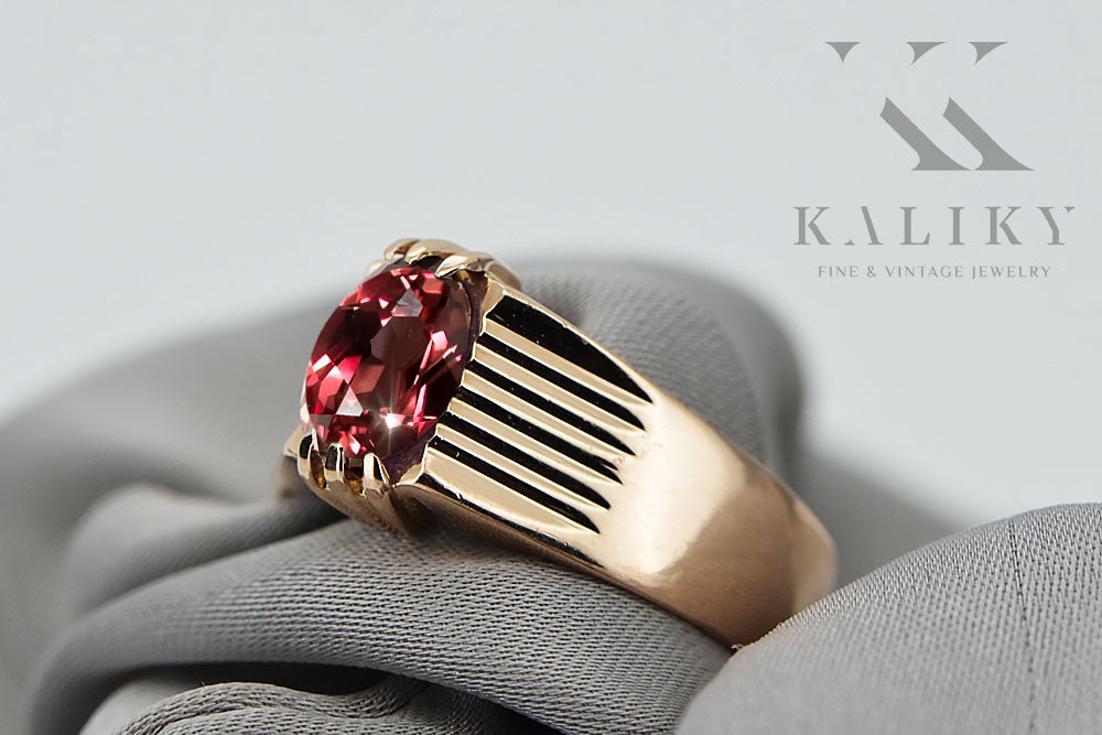 Vintage Ruby Craft Ring in 14K Rose Gold (vrc007r-rb) — close-up of the stone and setting