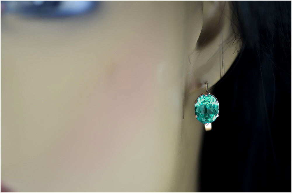 Vintage Emerald Earrings in 14K Rose Gold (vec003r-em) — close-up of the stone and setting