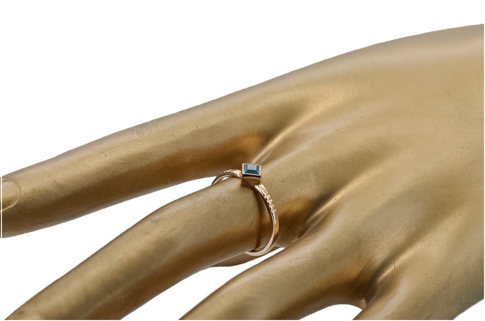 Vintage Aquamarine Ring in 14K Rose Gold (vrc138r-aq) — side view showing the setting