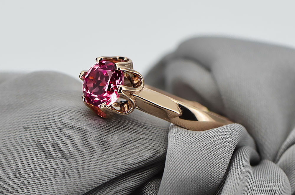 Vintage Ruby Round Ring in 14K Rose Gold (vrc122r-rb) — close-up of the stone and setting