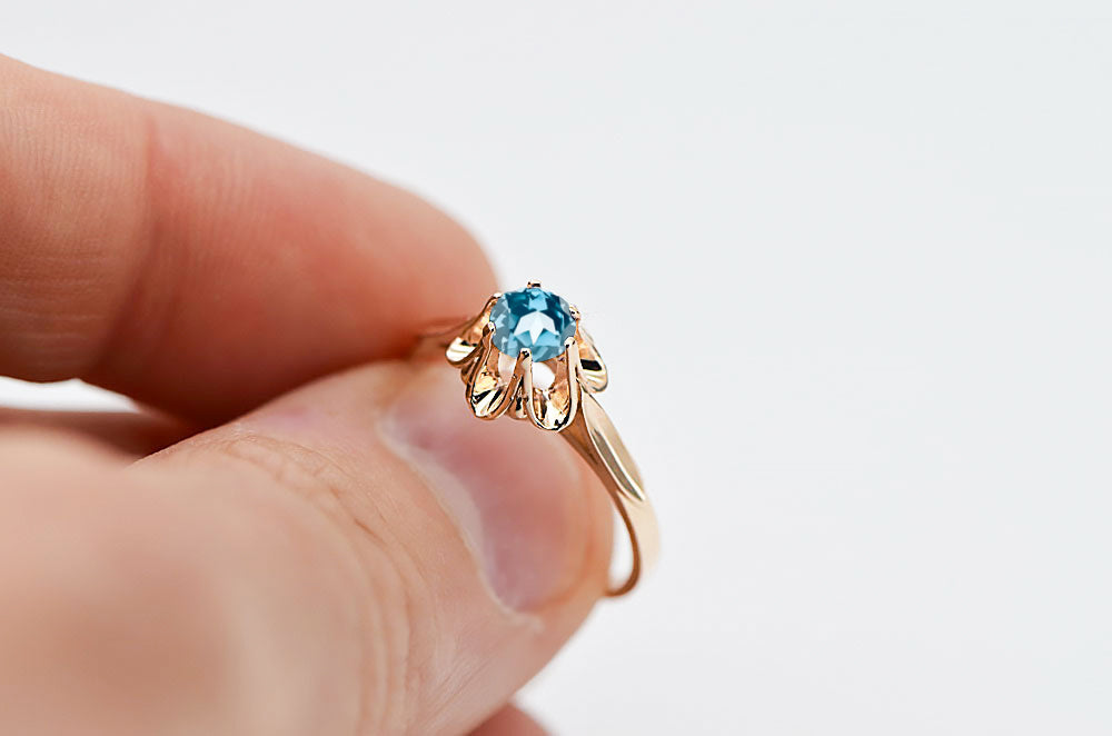 Vintage Aquamarine Ring in 14K Rose Gold (vrc004r-aq) — close-up of the stone and setting