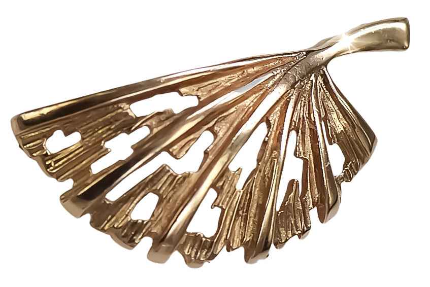 Vintage Leaf Pendant in 14K Rose Gold (vpn015) — worn on the hand, showing profile