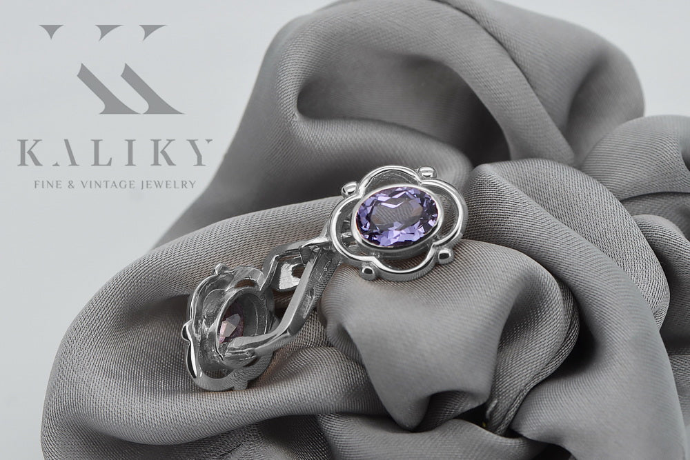 Vintage Alexandrite Earrings in Sterling Silver (vec033s-ax) — detail of the metal texture