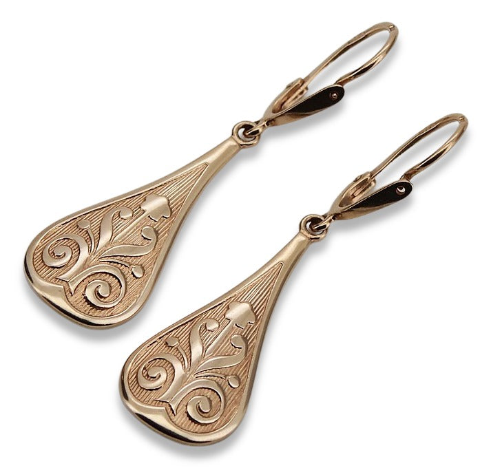 Vintage Leaf Earrings in 14K Rose Gold (ven147) — worn on the hand, showing profile