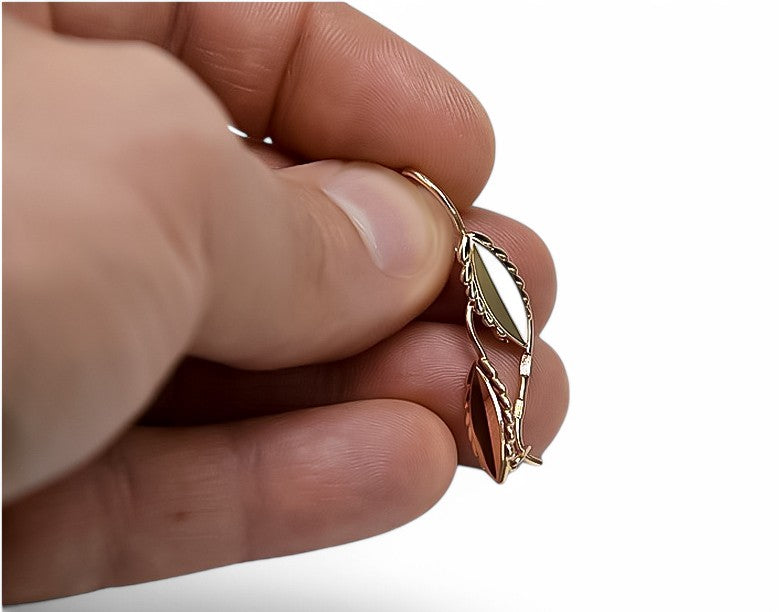 Vintage Leaf Earrings in 14K Rose Gold (ven078) — side view showing the setting