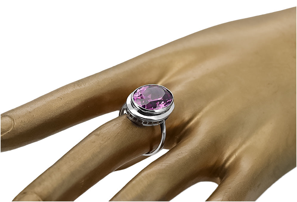 Vintage Amethyst Ring in Sterling Silver (vrc285s-am) — close-up of the stone and setting