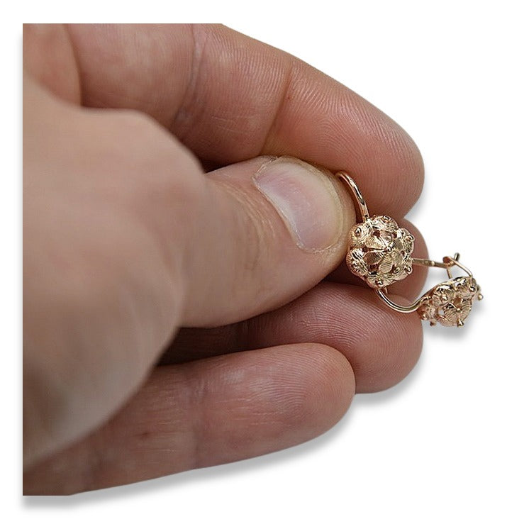 Vintage Leaf Earrings in 14K Rose Gold (ven207) — full view of the piece