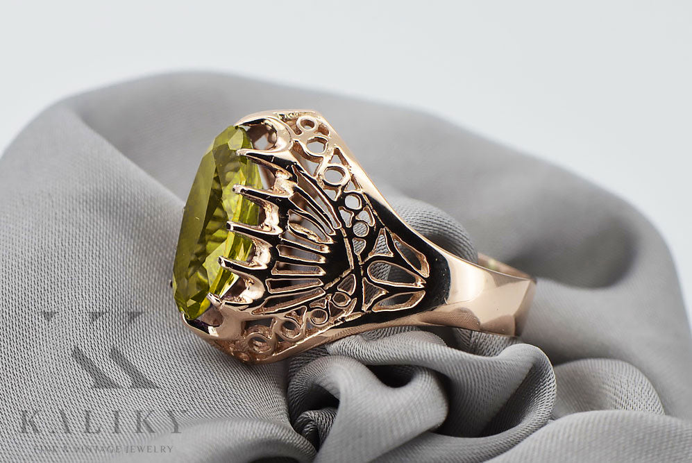 Vintage Yellow Peridot Ring in 14K Rose Gold (vrc020r-yp) — close-up of the stone and setting