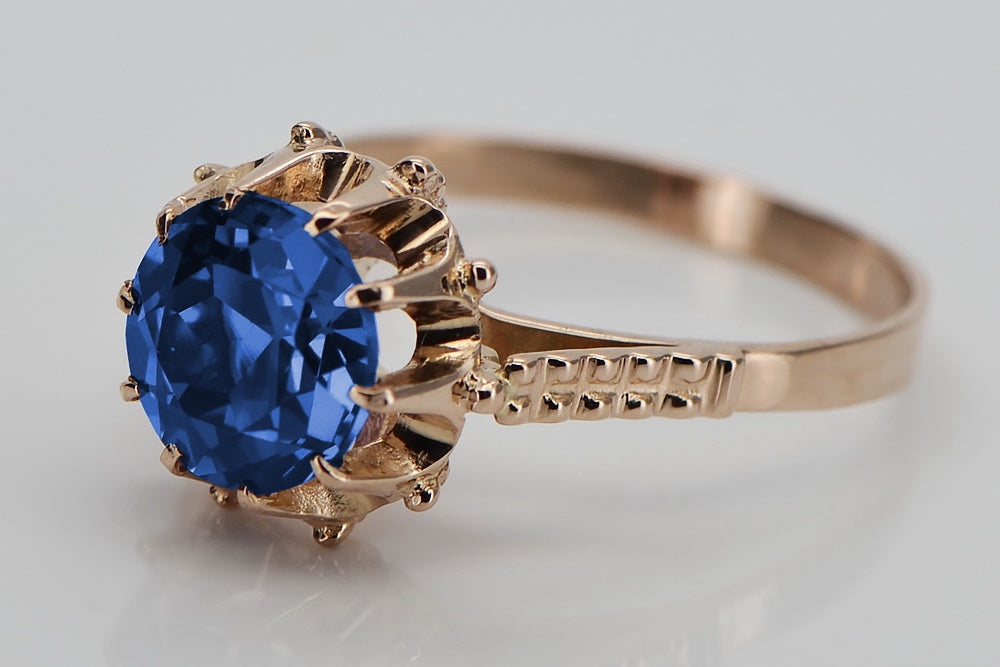 Vintage Sapphire Ring in 14K Rose Gold (vrc045r-sp) — close-up of the stone and setting