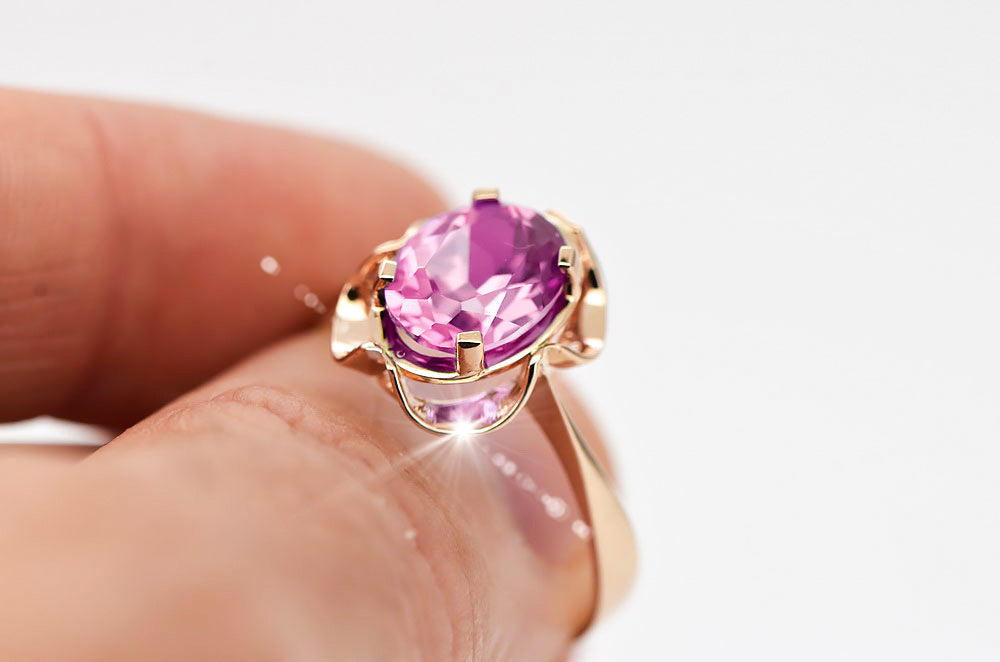Vintage Amethyst Ring in 14K Rose Gold (vrc206r-am) — close-up of the stone and setting