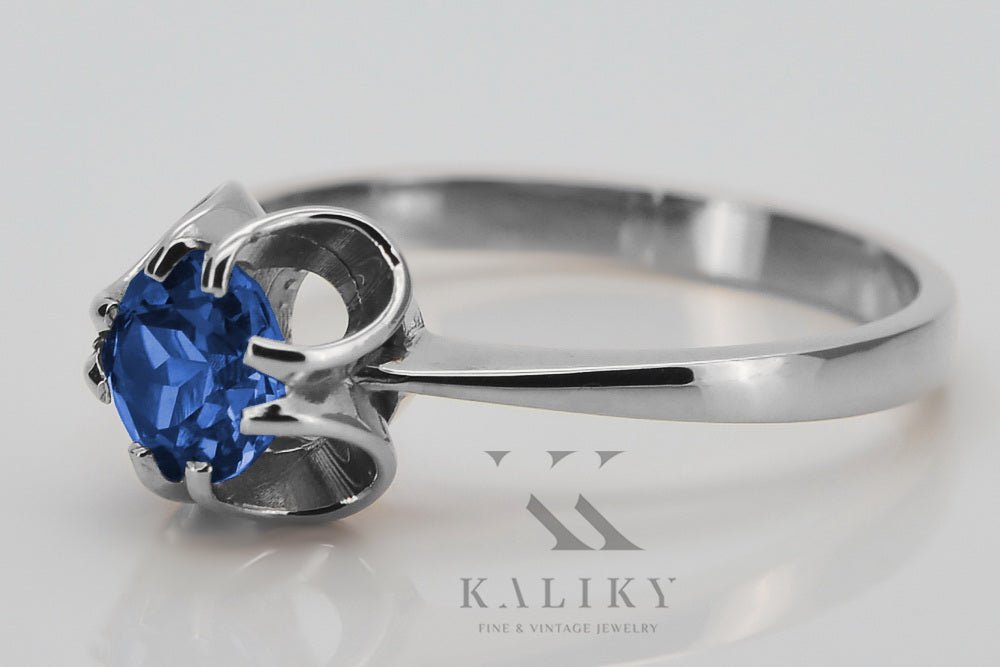 Vintage Sapphire Ring in Sterling Silver (vrc348s-sp) — close-up of the stone and setting