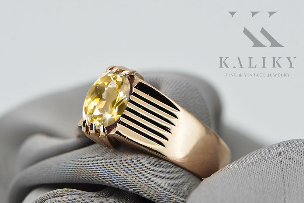 Vintage Yellow Peridot Ring in 14K Rose Gold (vrc007r-yp) — close-up of the stone and setting