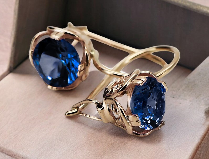 Vintage Sapphire Craft Earrings in 14K Rose Gold (vec029r-sp) — close-up of the stone and setting
