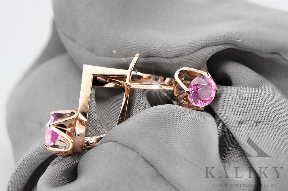 Vintage Amethyst Craft Earrings in 14K Rose Gold (vec005r-am) — close-up of the stone and setting