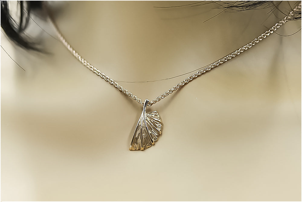 Vintage Leaf Pendant in 14K Rose Gold (vpn015) — full view of the piece