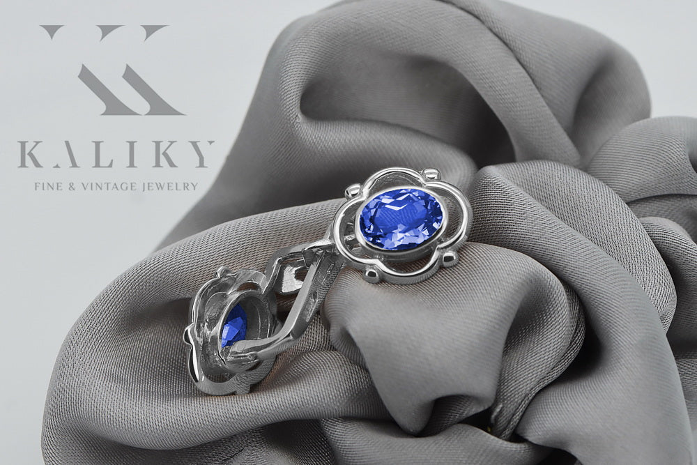 Vintage Sapphire Earrings in Sterling Silver (vec033s-sp) — detail of the metal texture