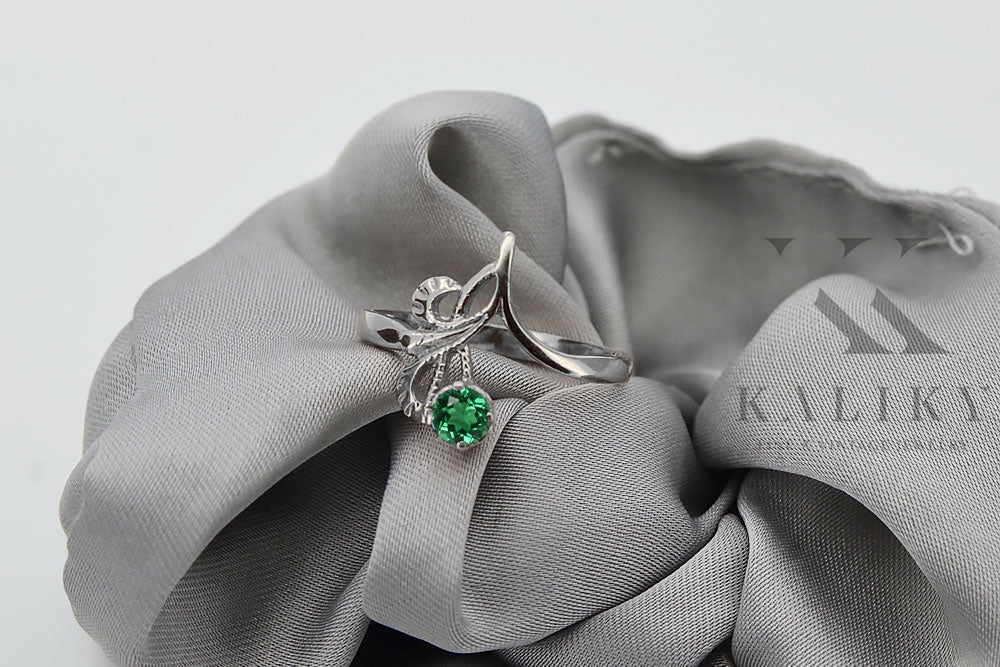 Vintage Emerald Ring in Sterling Silver (vrc095s-em) — side view showing the setting