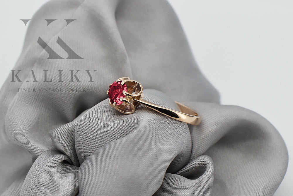 Vintage Ruby Ring in 14K Rose Gold (vrc348r-rb) — detail of the metal texture