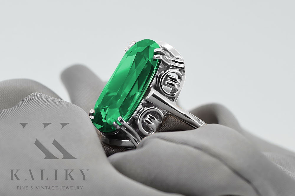 Vintage Emerald Ring in Sterling Silver (vrc038s-em) — back view with the clasp