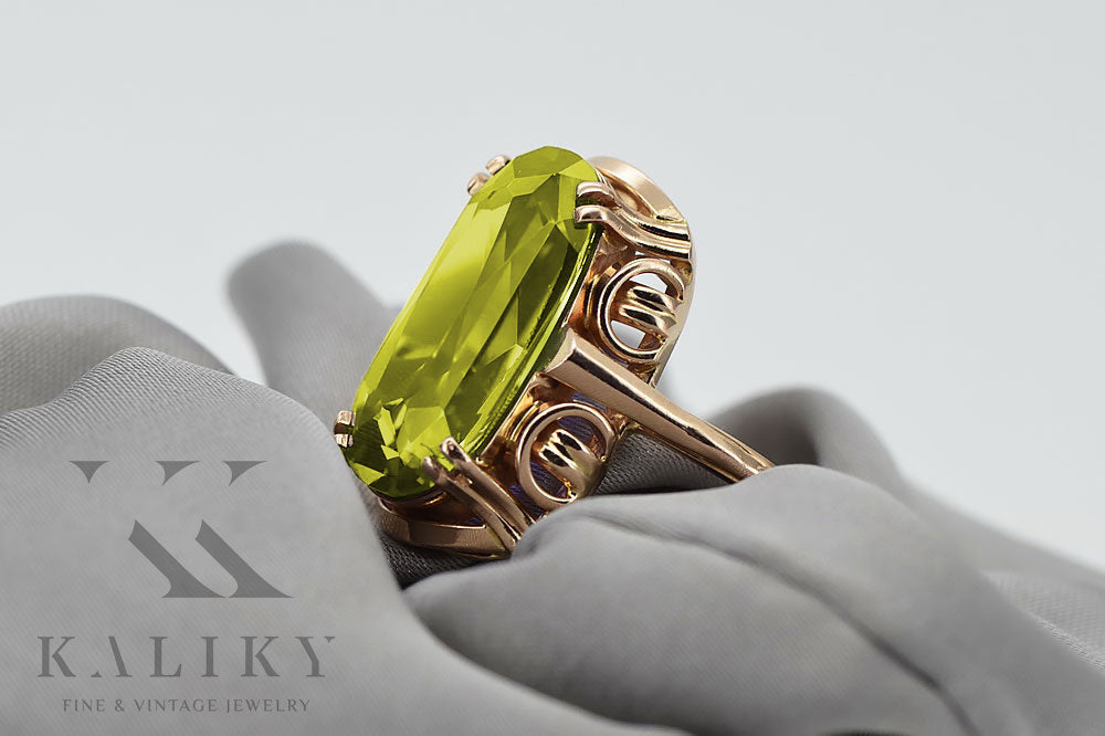 Vintage Yellow Peridot Ring in 14K Rose Gold (vrc038r-yp) — back view with the clasp