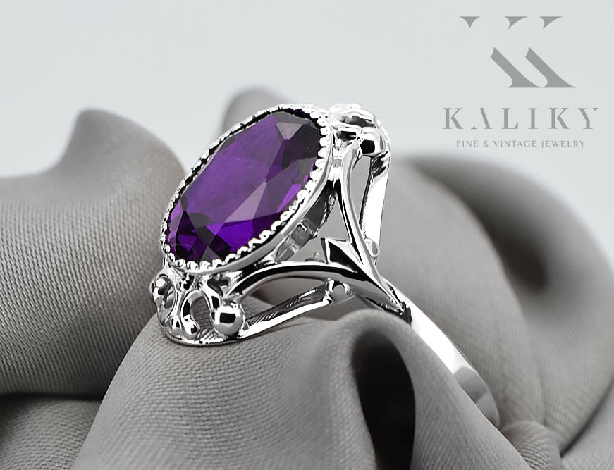Vintage Alexandrite Ring in Sterling Silver (vrc128s-ax) — worn on the hand, showing profile