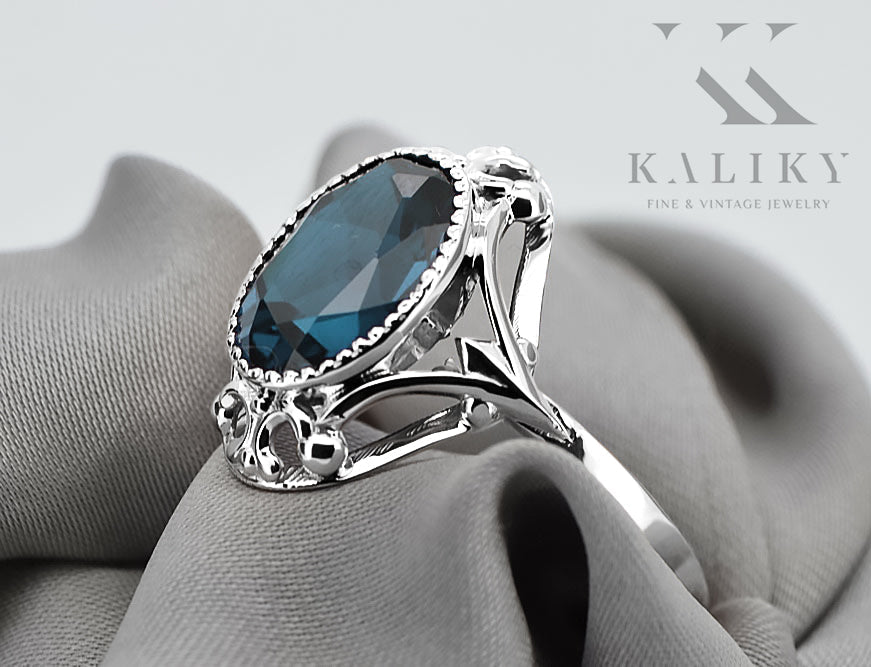 Vintage Aquamarine Ring in Sterling Silver (vrc128s-aq) — worn on the hand, showing profile