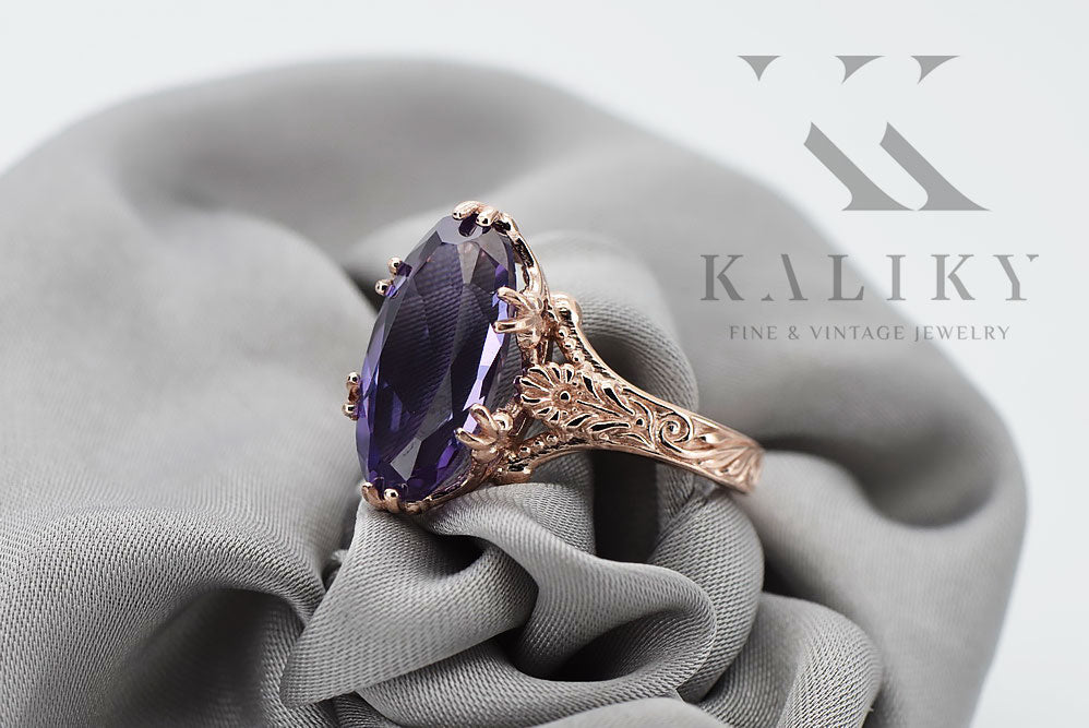 Vintage Alexandrite Ring in 14K Rose Gold (vrc084r-ax) — back view with the clasp