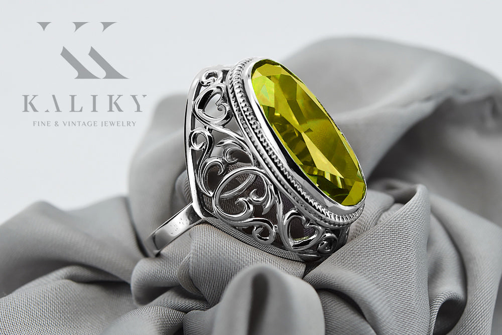 Vintage Peridot Ring in Sterling Silver (vrc184s-yp) — close-up of the stone and setting