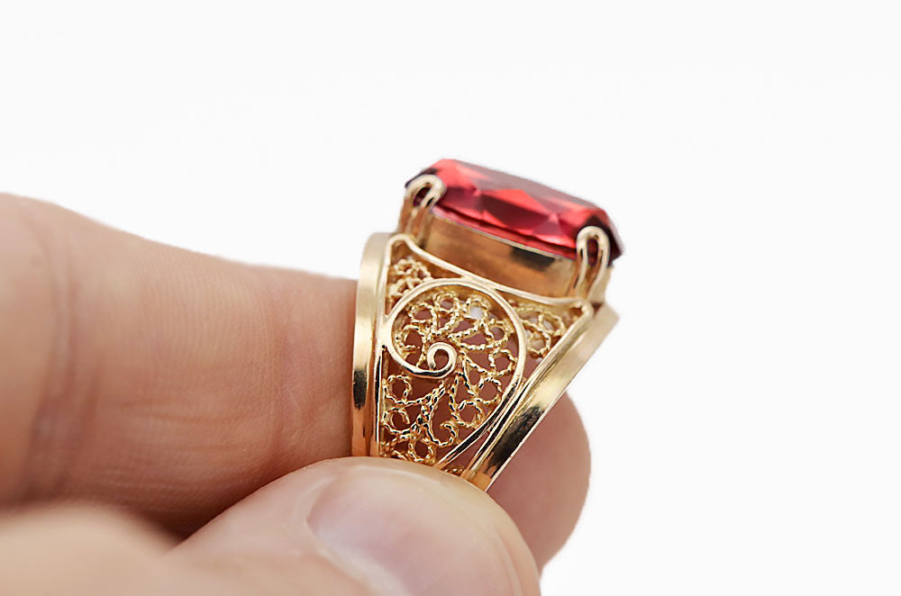Vintage Ruby Ring in 14K Rose Gold (vrc057r-rb) — close-up of the stone and setting