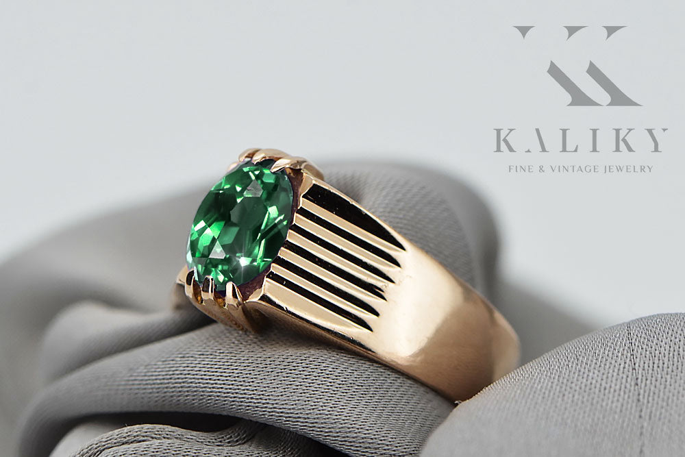 Vintage Emerald Ring in 14K Rose Gold (vrc007r-em) — close-up of the stone and setting