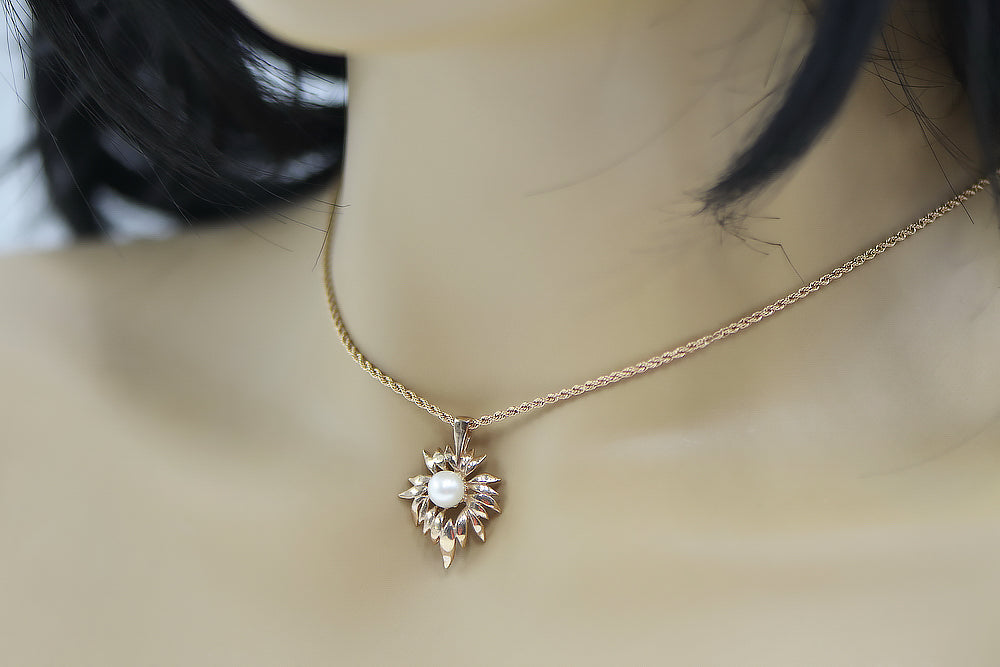 Vintage Pearl Pendant in 14K Rose Gold (vppr001) — close-up of the stone and setting