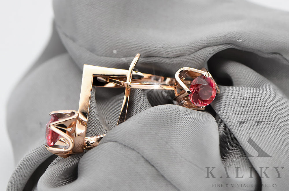Vintage Ruby Earrings in 14K Rose Gold (vec005r-rb) — close-up of the stone and setting
