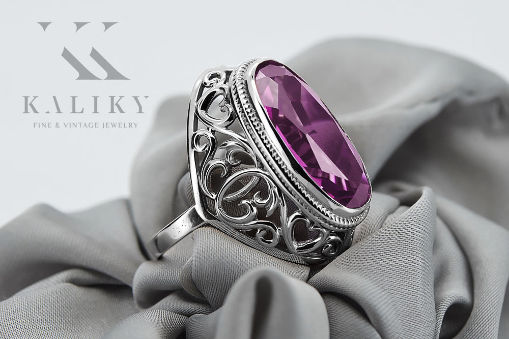 Vintage Amethyst Ring in Sterling Silver (vrc184s-am) — close-up of the stone and setting