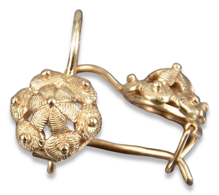 Vintage Leaf Earrings in 14K Rose Gold (ven207) — close-up of the stone and setting