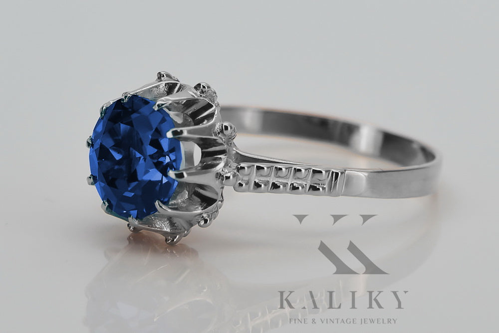 Vintage Sapphire Ring in Sterling Silver (vrc045s-sp) — close-up of the stone and setting