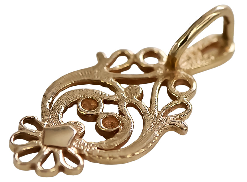 Vintage Leaf Pendant in 14K Rose Gold (vpn056) — close-up of the stone and setting
