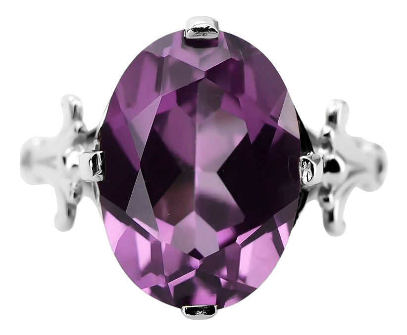Vintage Amethyst Ring in Sterling Silver (vrc369s-am) — close-up of the stone and setting