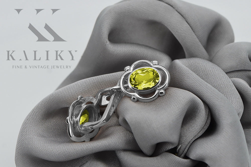 Vintage Yellow Peridot Earrings in Sterling Silver (vec033s-yp) — detail of the metal texture