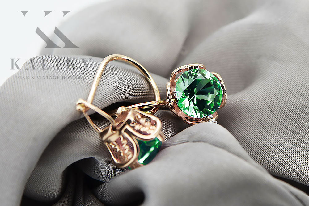 Vintage Emerald Earrings in 14K Rose Gold (vec029r-em) — close-up of the stone and setting