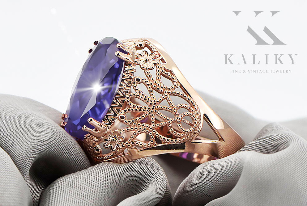Vintage Alexandrite Ring in 14K Rose Gold (vrc074r-ax) — close-up of the stone and setting