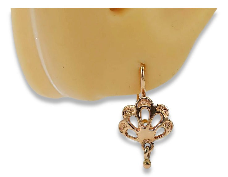 Vintage Leaf Earrings in 14K Rose Gold (ven136) — close-up of the stone and setting
