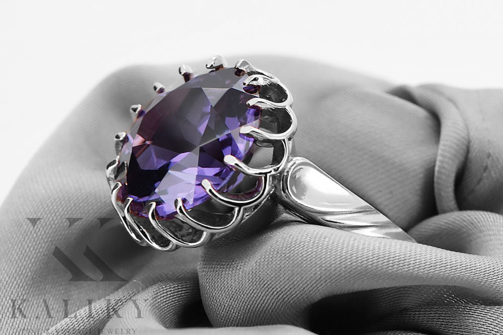 Vintage Alexandrite Ring in Sterling Silver (vrc035s-ax) — close-up of the stone and setting